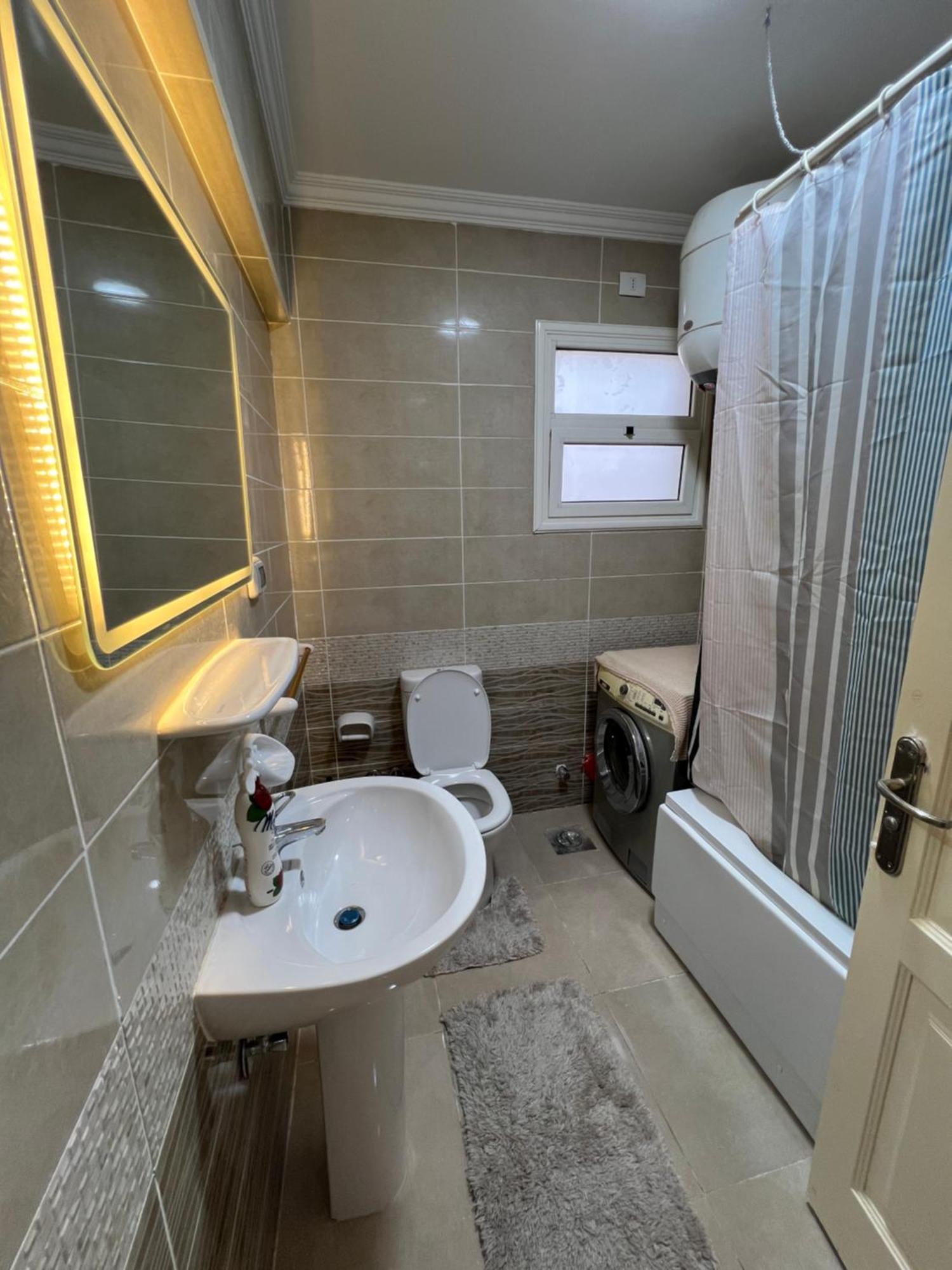 3 Bedrooms In Rehab Apartment *