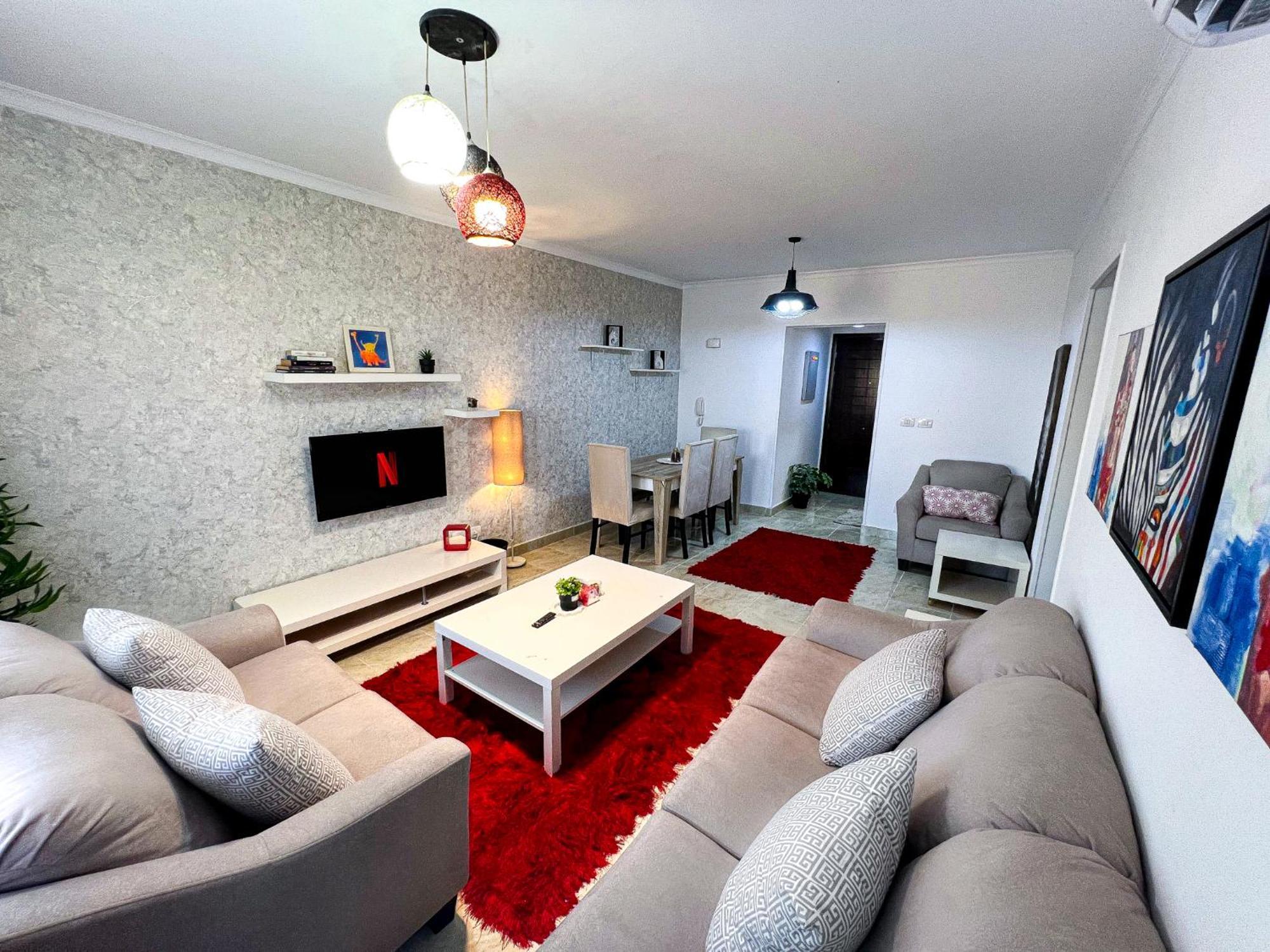 3 Bedrooms In Rehab Apartment *